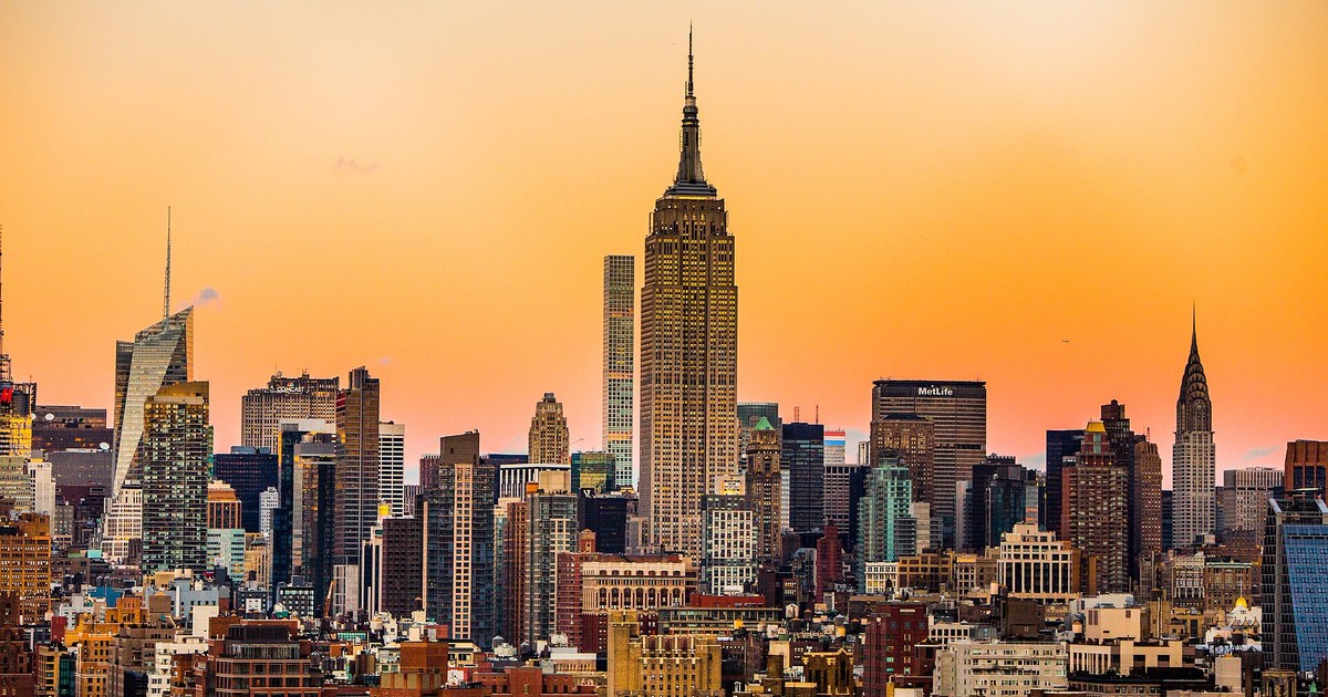 New York Borsası binası önünde işlem yapan yatırımcılar