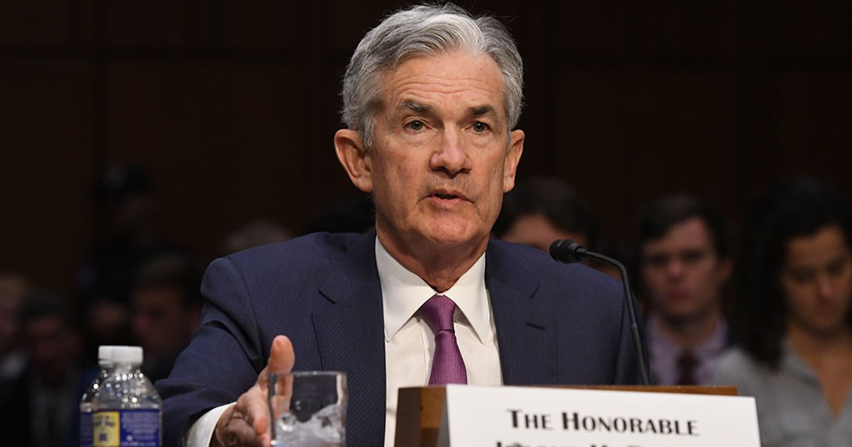 ABD ekonomisi büyüme verilerini gösteren borsa ekranı ve Amerikan bayrağı.