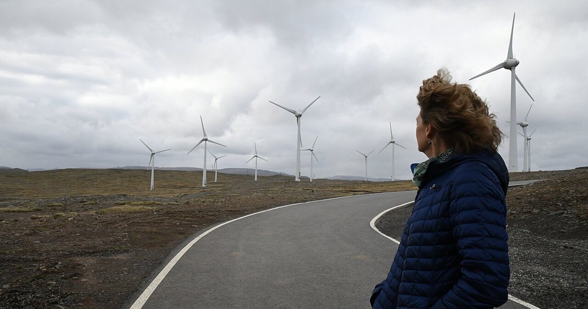 ABD bayrağı önünde rüzgar türbinleri ve enerji altyapısı