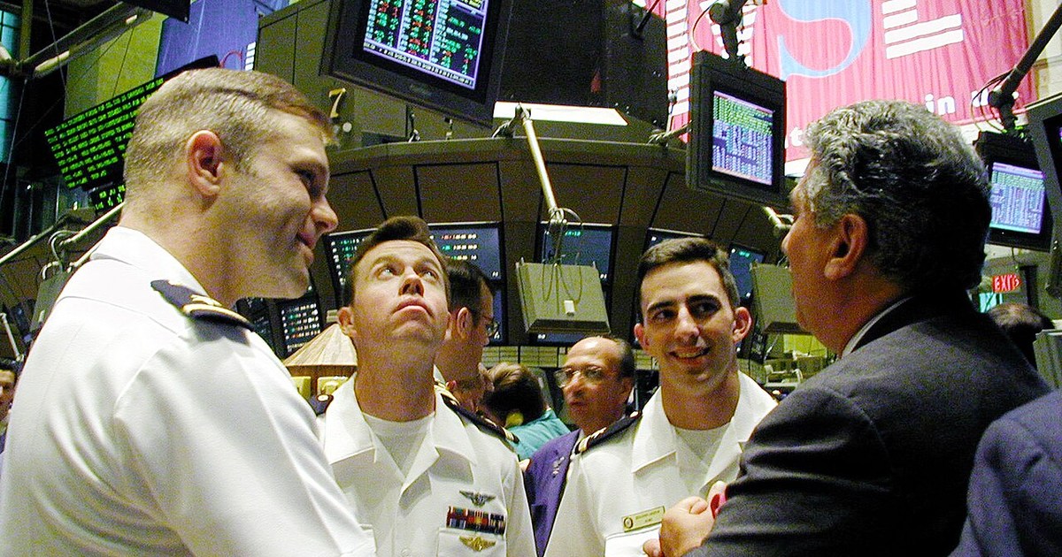 Wall Street borsa ekranı önünde işlem yapan yatırımcılar ve teknoloji hisselerindeki düşüş grafiği