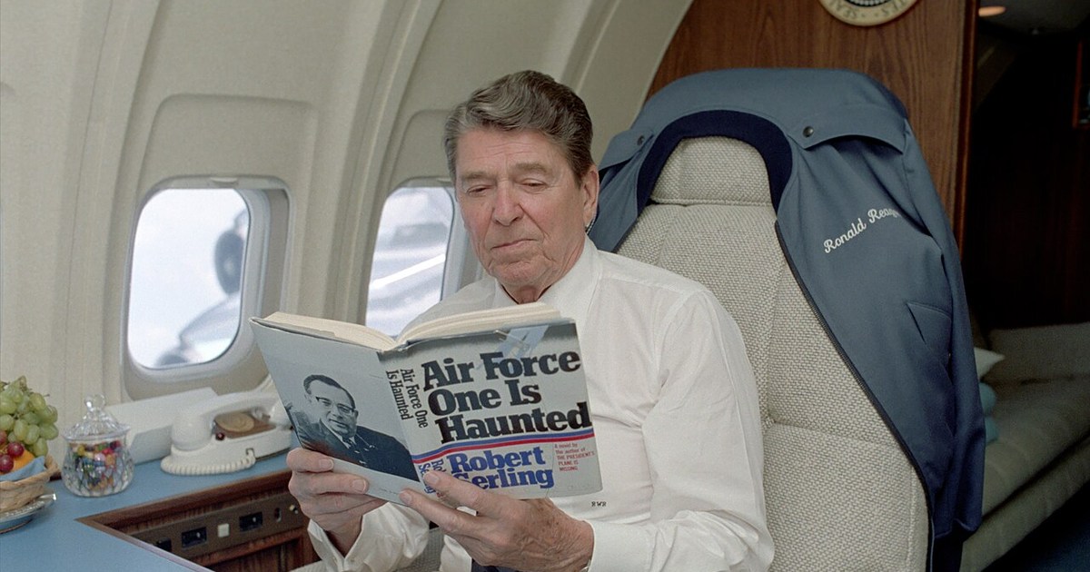 Air Force One uçağı Beyaz Saray semalarında uçarken