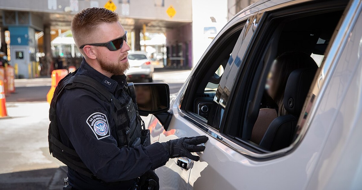 Akron-Canton Havalimanı pisti ve terminal binası görünümü