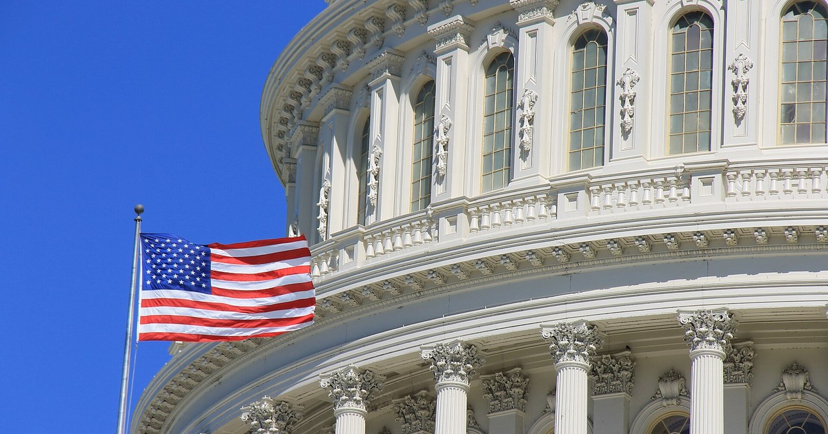 Alaska Senato binası ve seçim pusulası görseli