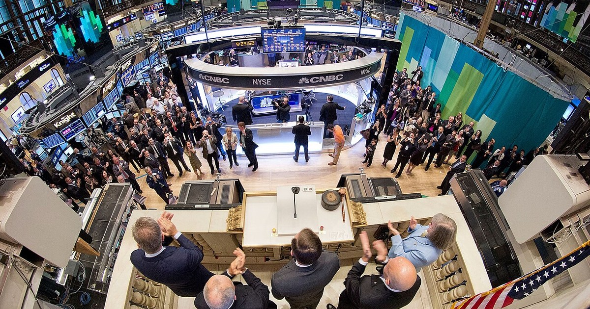 Wall Street borsasında teknoloji hisselerindeki düşüşü gösteren ekranlar