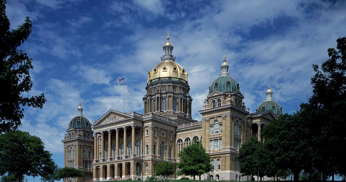 Iowa eyalet binası ve seçim sandığı görseli