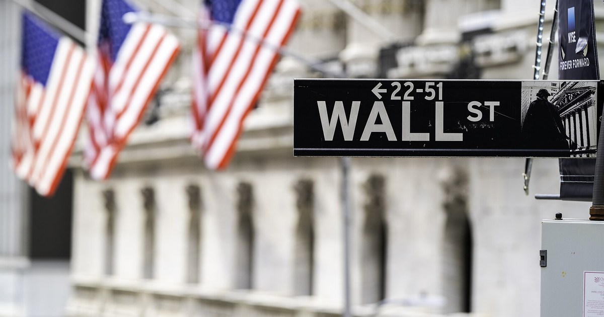 New York'taki JPMorgan Chase genel merkezi binası ve banka logosu.