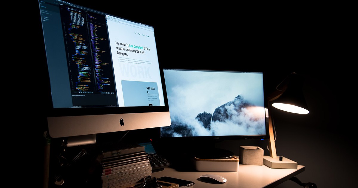 Apple hisseleri ve piyasa analizlerini gösteren dijital borsa ekranı