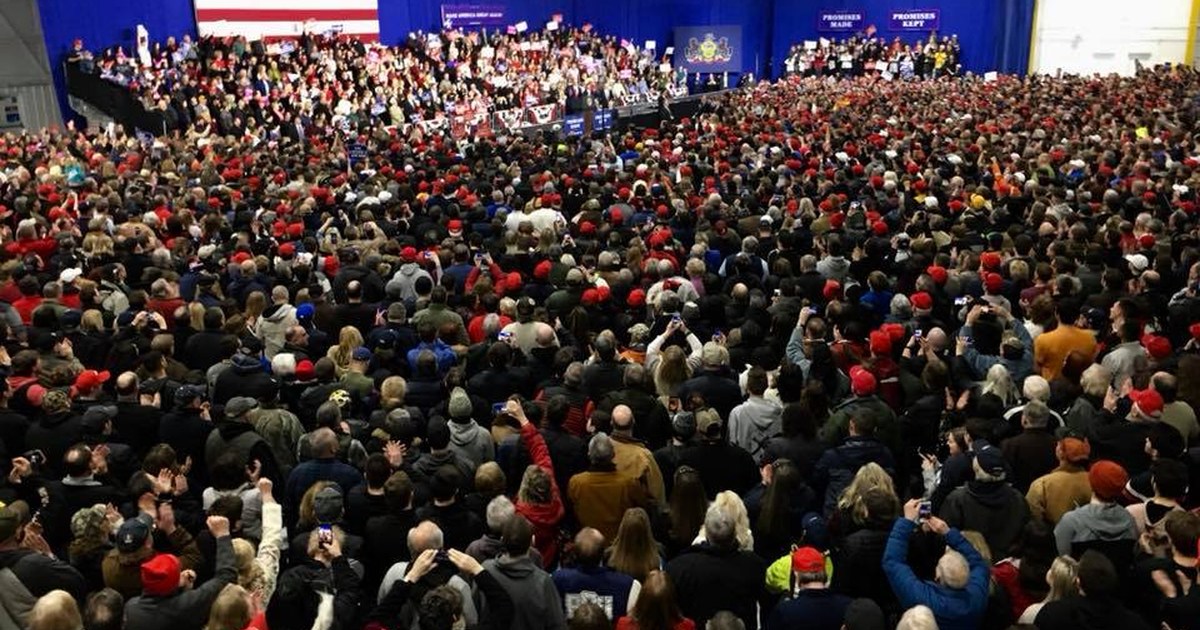 Donald Trump bir miting sırasında konuşma yaparken