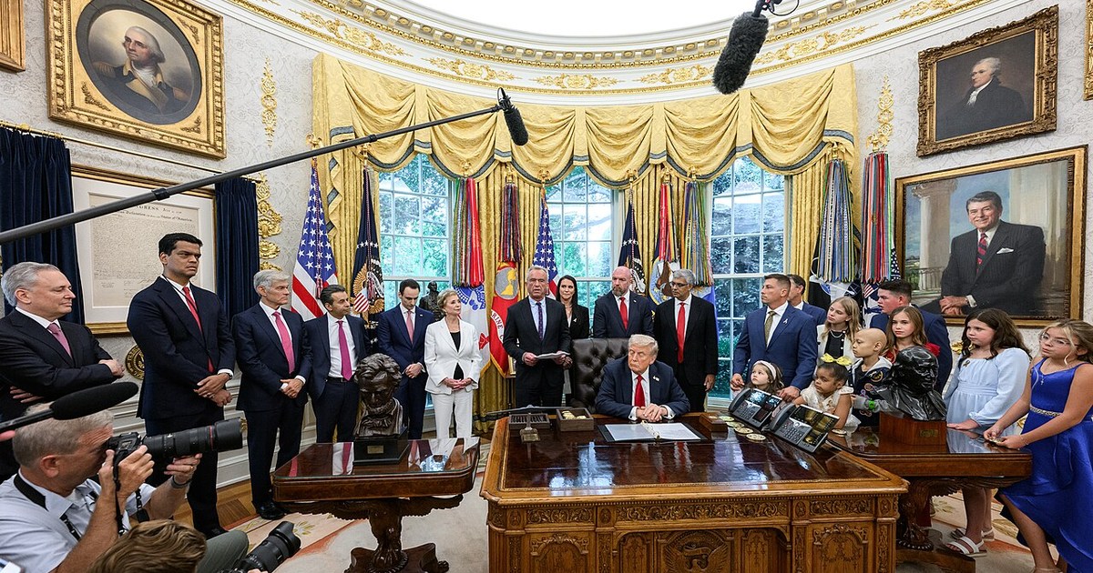 Başkan Donald Trump Beyaz Saray'da bir belge imzalarken