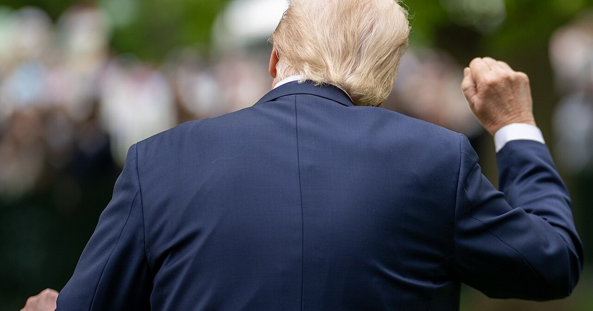Washington DC'de Beyaz Saray ve Amerikan bayrağı