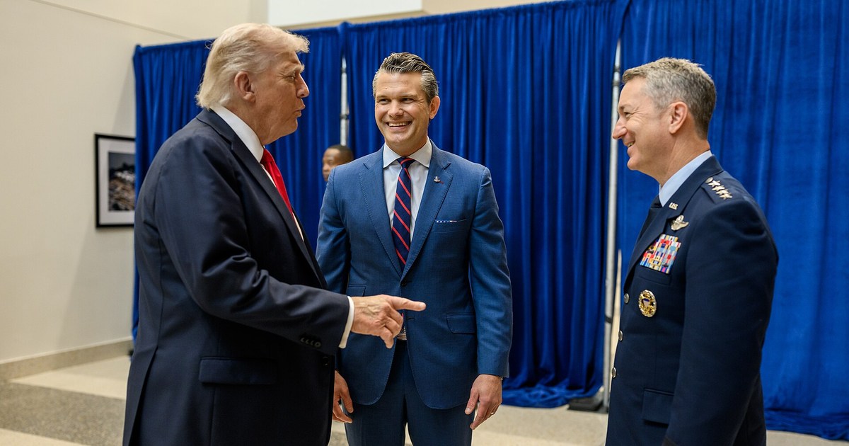 Başkan Donald Trump ve askeri yetkililer Beyaz Saray'da bir toplantıda.