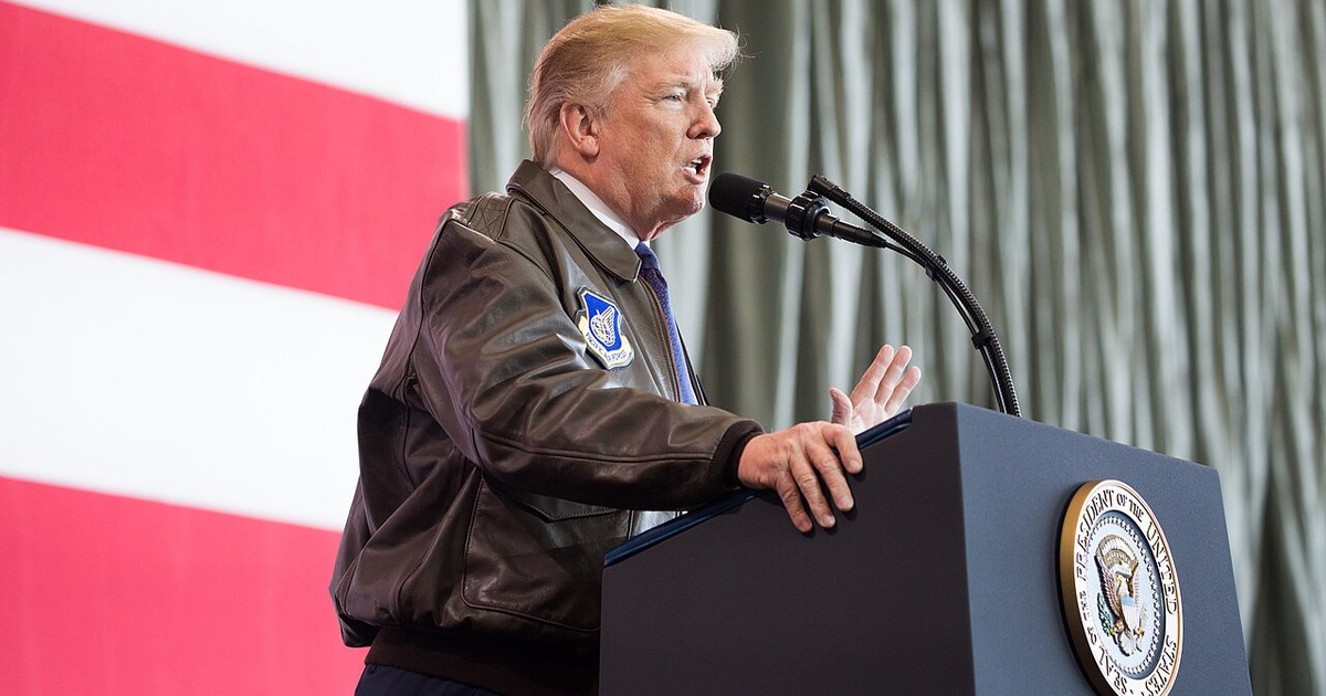 Donald Trump konuşma yaparken ve seçim kampanyası yürütürken