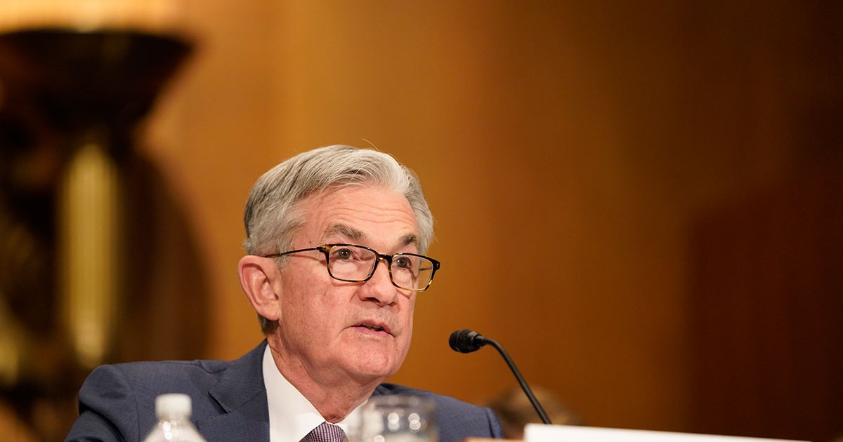 ABD Merkez Bankası Fed binası ve borsada yapay zeka hisselerinin grafik ekranı