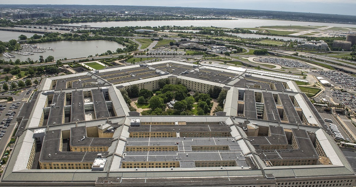 Pentagon binası ve ABD bayrağı