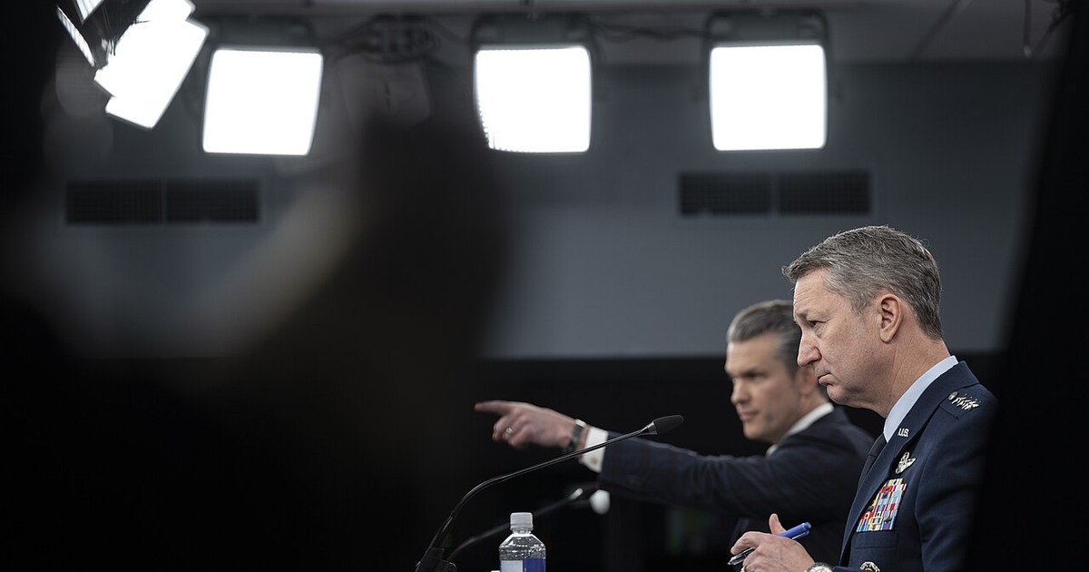 ABD Savunma Bakanı Pete Hegseth Pentagon'da bir basın toplantısında