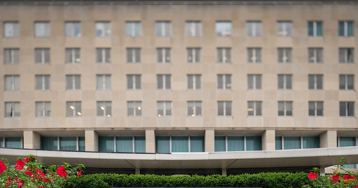ABD göçmenlik ve vize işlemleri ofisi önünde bekleyen insanlar