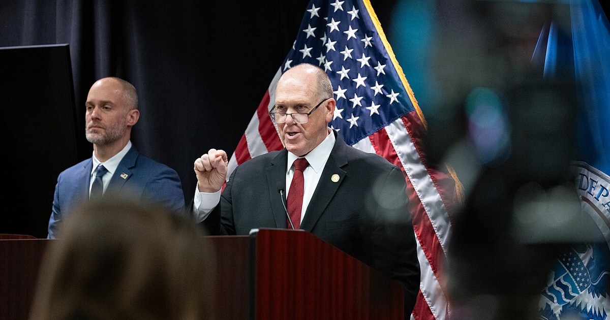 ABD sınır sorumlusu Tom Homan ve CBP Komiseri Rodney S. Scott basın toplantısında açıklama yaparken