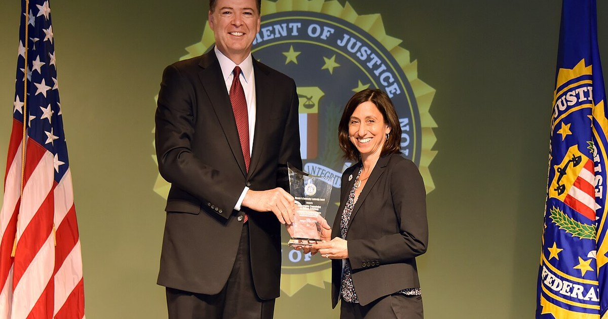 Eski FBI Direktörü James Comey mahkeme binası önünde
