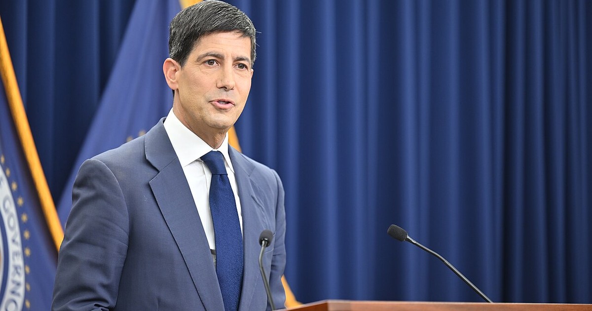 Fed Başkanı Kevin Warsh basın toplantısında konuşurken