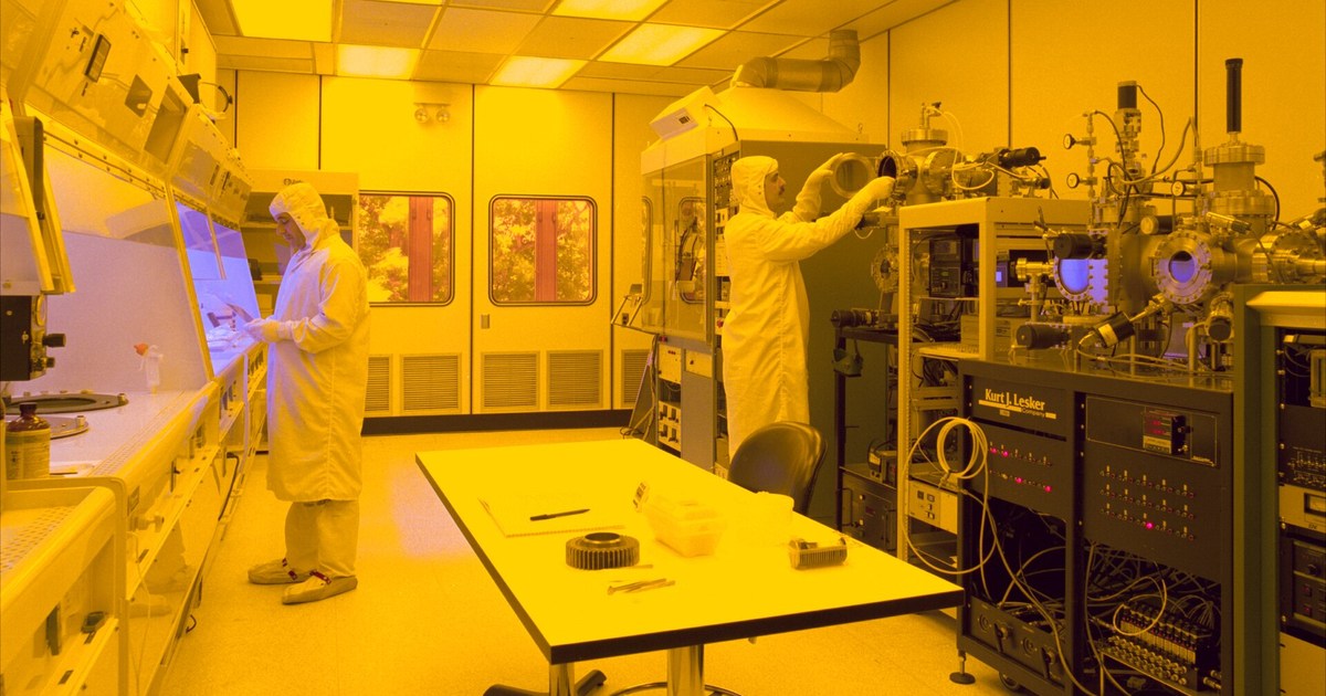 Micron Technology üretim tesisi ve yarı iletken çip görseli