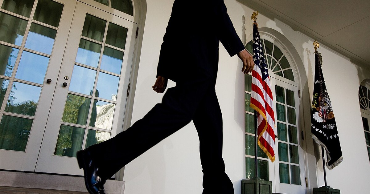 Barack Obama ve Donald Trump rakip mitinglerde konuşma yaparken.