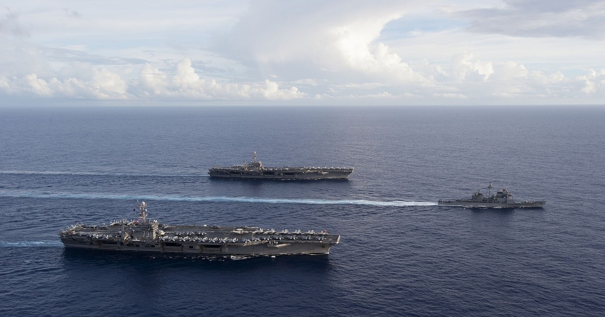 Pentagon binası ve NATO bayrağı
