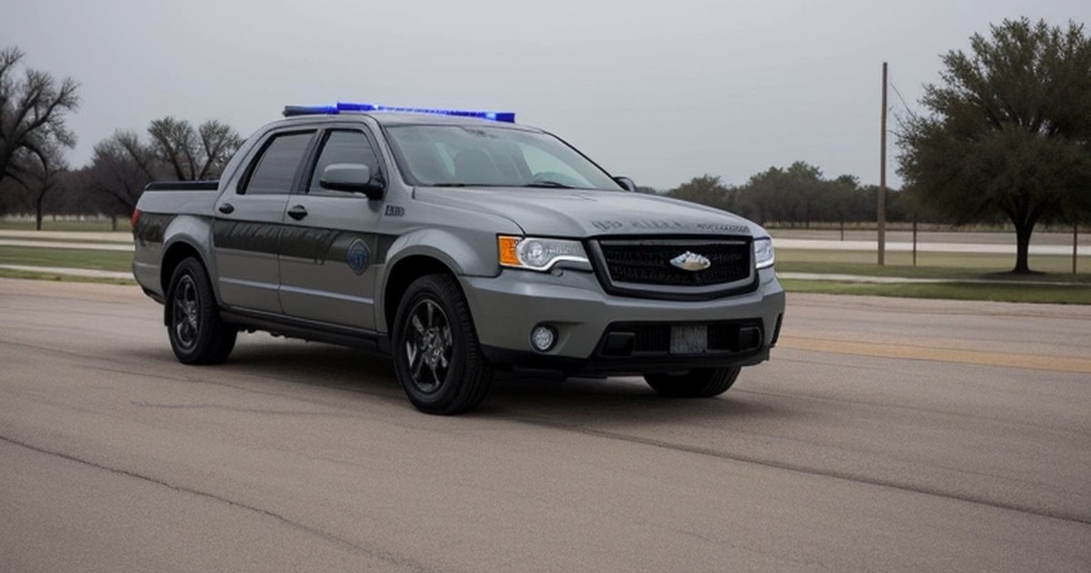 Teksas'ta bir sokakta veya otoyolda devriye gezen resmi kurum araçları ve federal bina