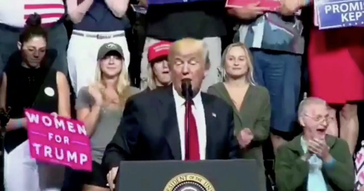 Donald Trump bir miting kürsüsünde konuşma yaparken