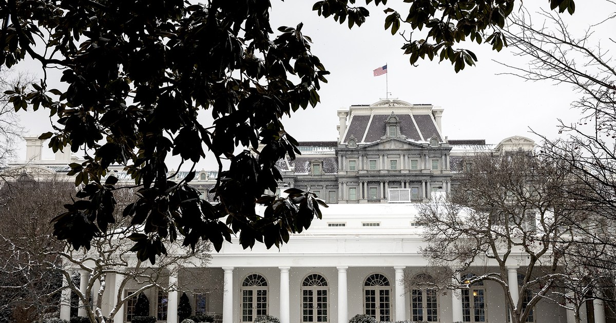 Donald Trump Beyaz Saray'da konuşma yaparken