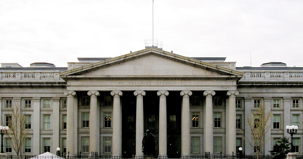 Washington'da ABD Hazine Bakanlığı binası ve Amerikan bayrağı