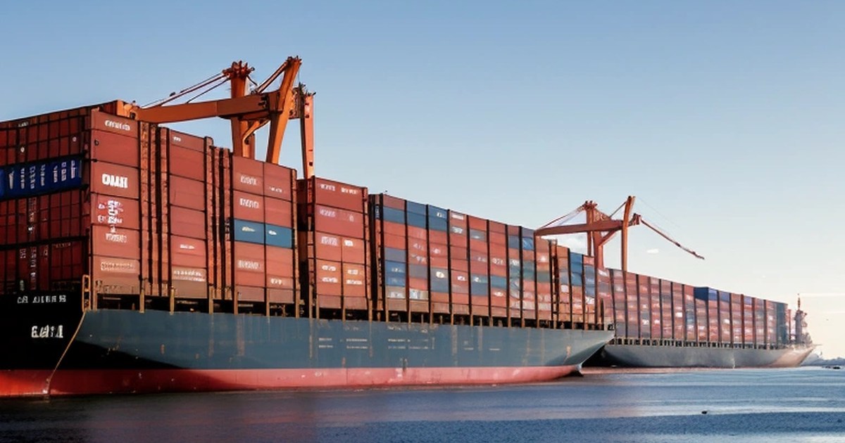 ABD ticaret limanında sıralanmış uluslararası kargo konteynerleri ve devasa vinçler