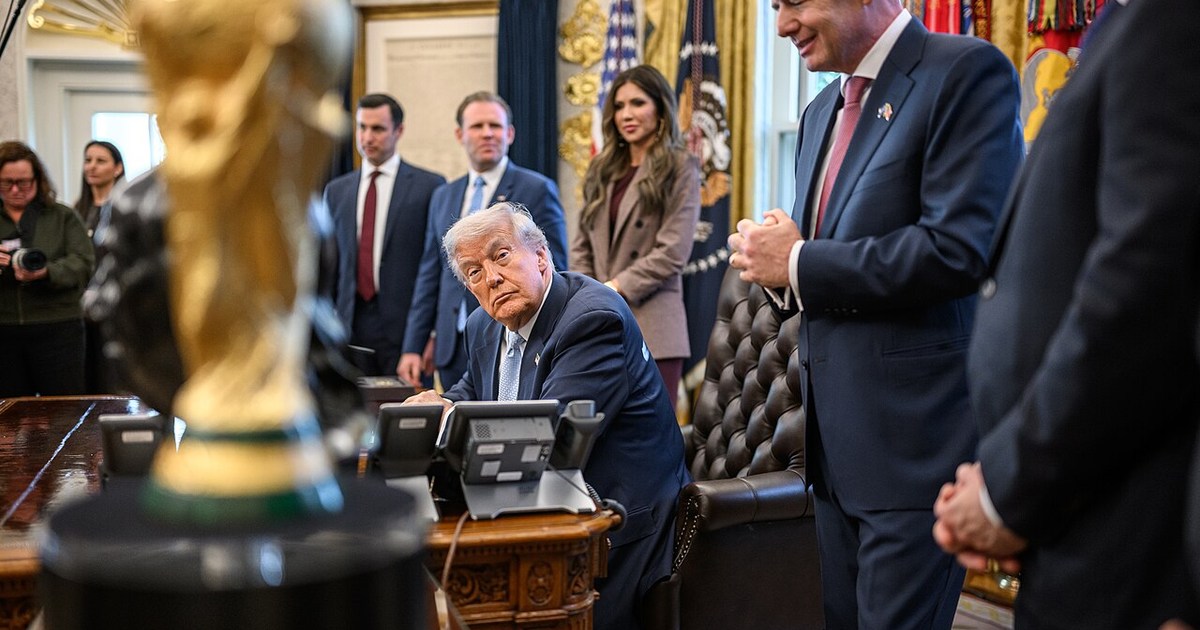 Donald Trump ve JD Vance ara seçim kampanyası sırasında kürsüde konuşurken.