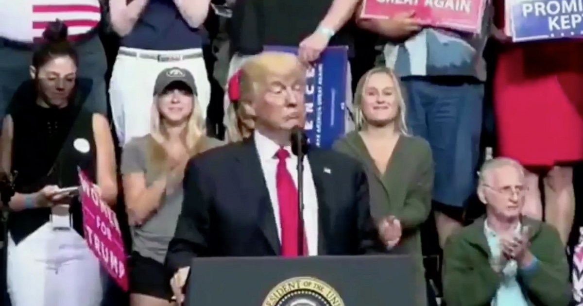 Donald Trump bir seçim mitinginde konuşma yaparken