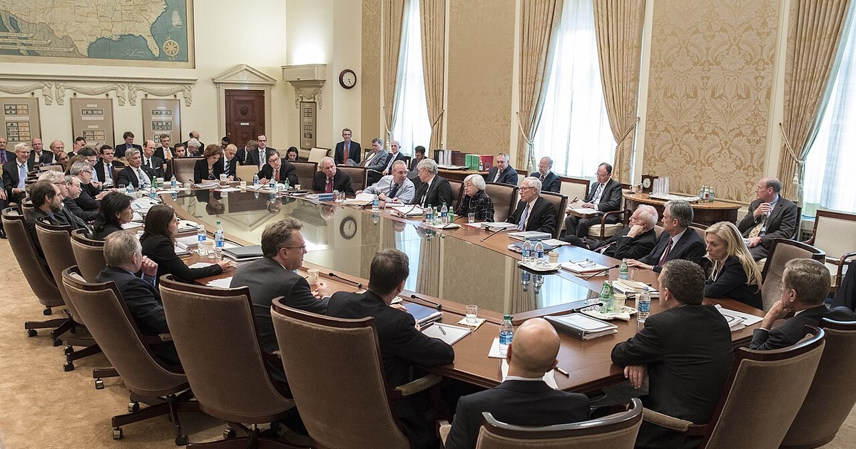 ABD bayrağı ve borsa grafiklerini temsil eden finansal arayüz