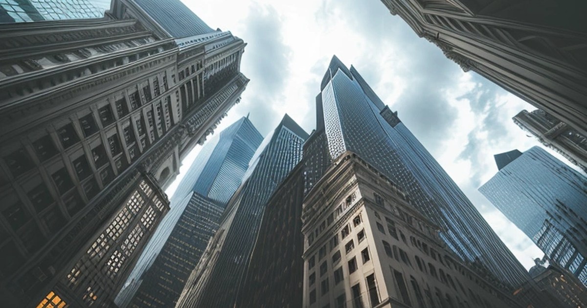 Wall Street borsasında teknoloji hisselerinin düşüşünü gösteren ekranlar ve New York Borsa binası dış görünümü