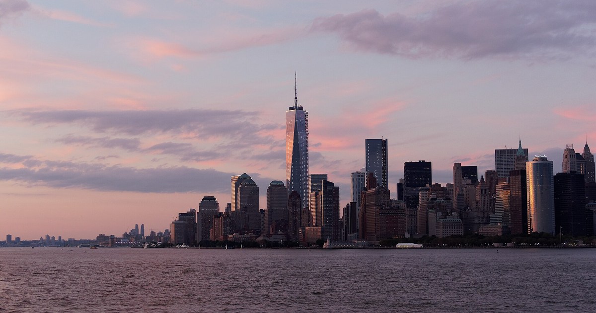 New York Borsası binası ve Wall Street tabelası
