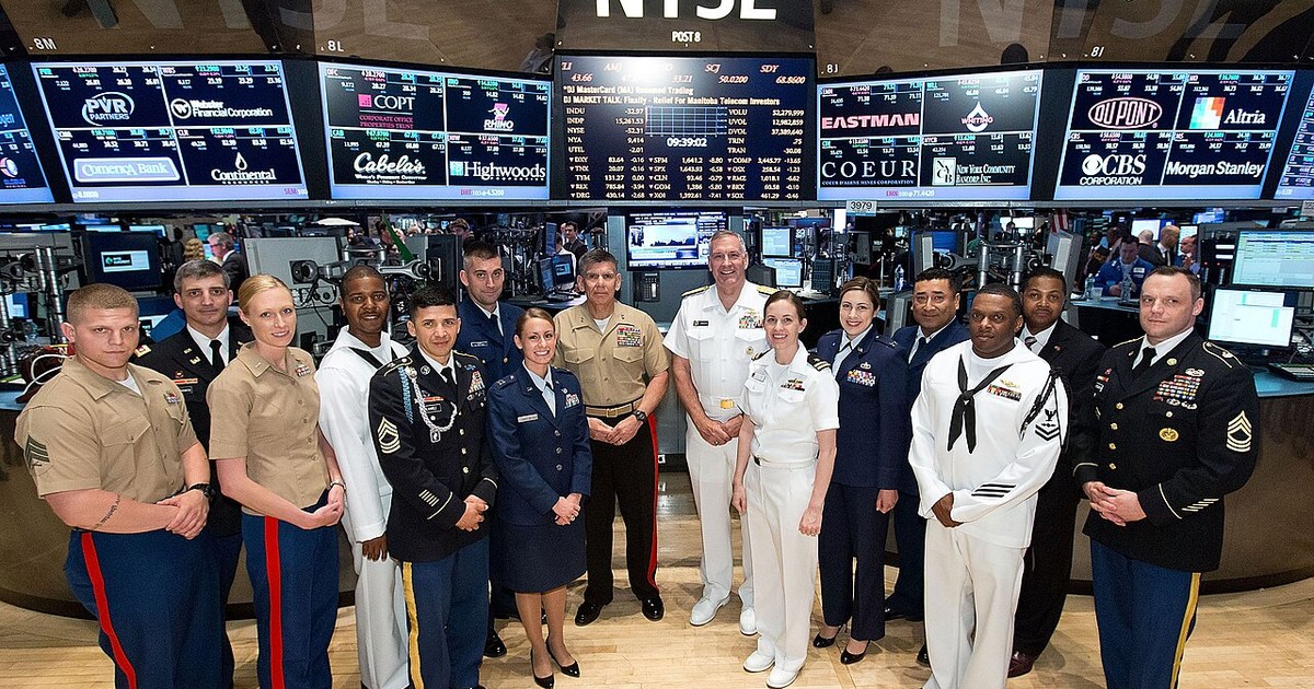 Wall Street borsa ekranı ve finansal grafikler